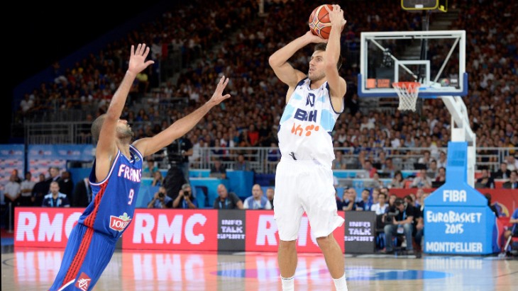 Тони Паркер пытается отобрать мяч у Неманьи Гордича