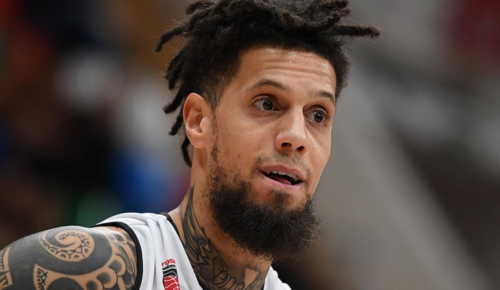 Хэккетт сдерживал Ларкина