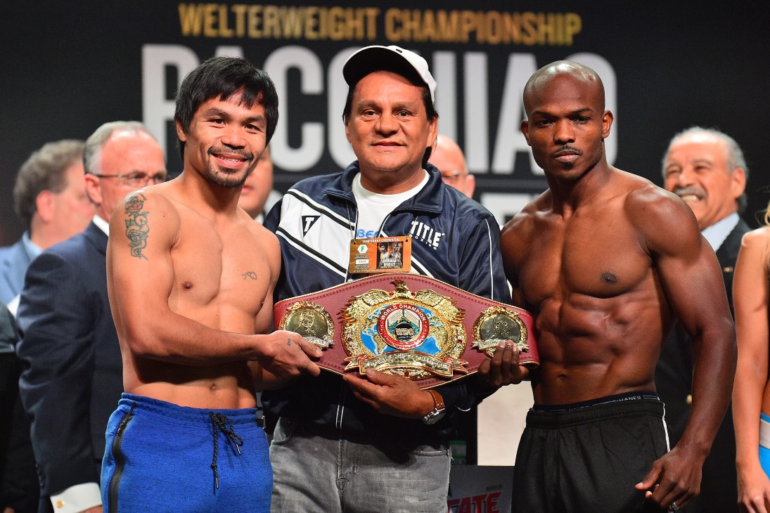 Тимоти Брэдли (справа)