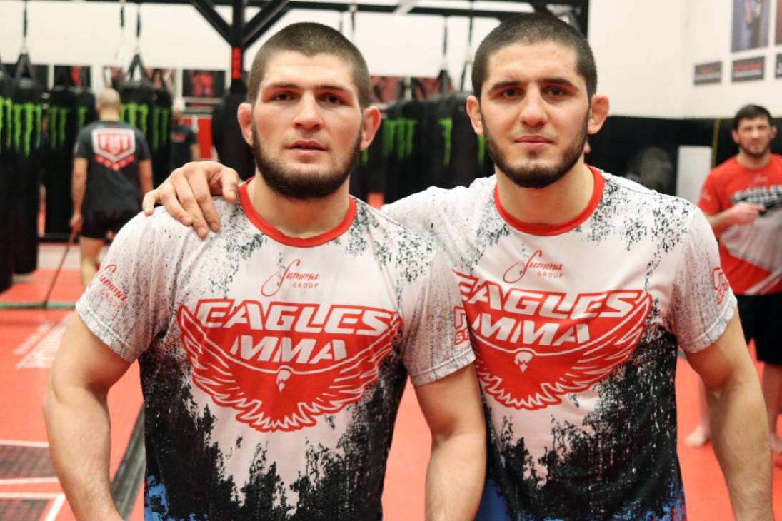 Ислам Махачев (справа)