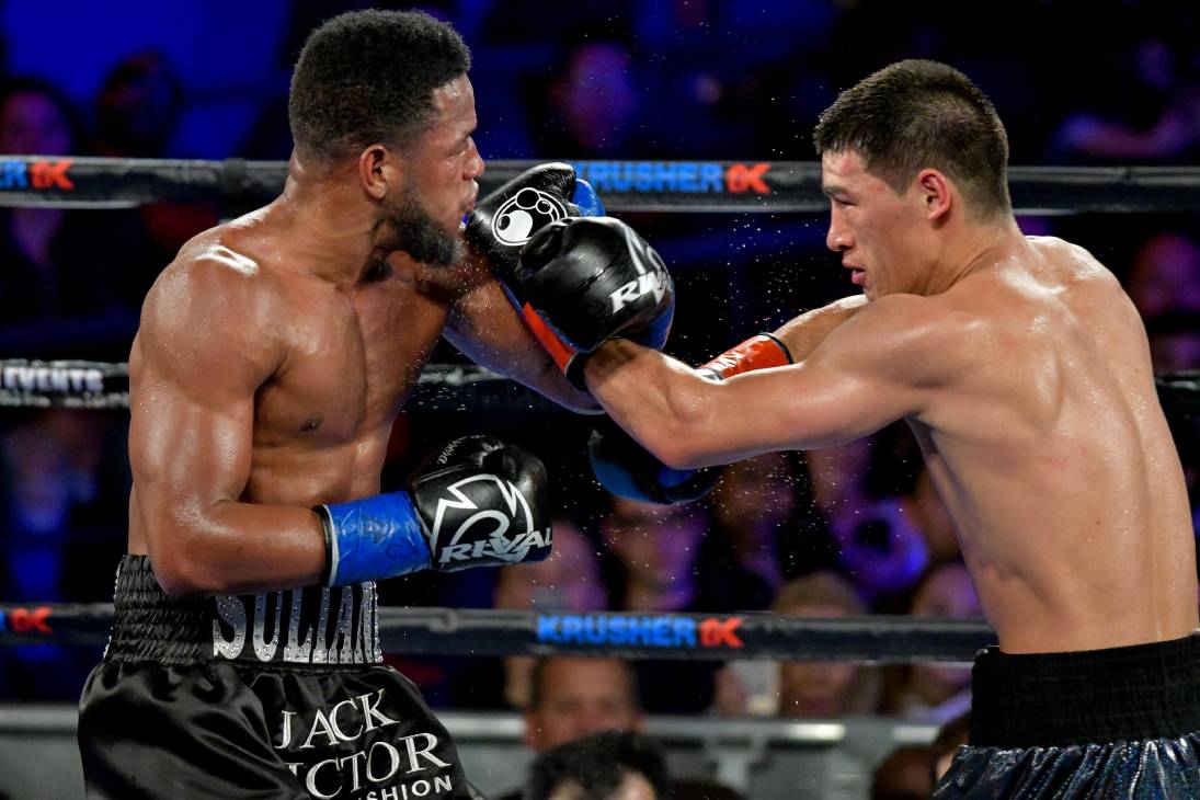 Дмитрий Бивол (справа)