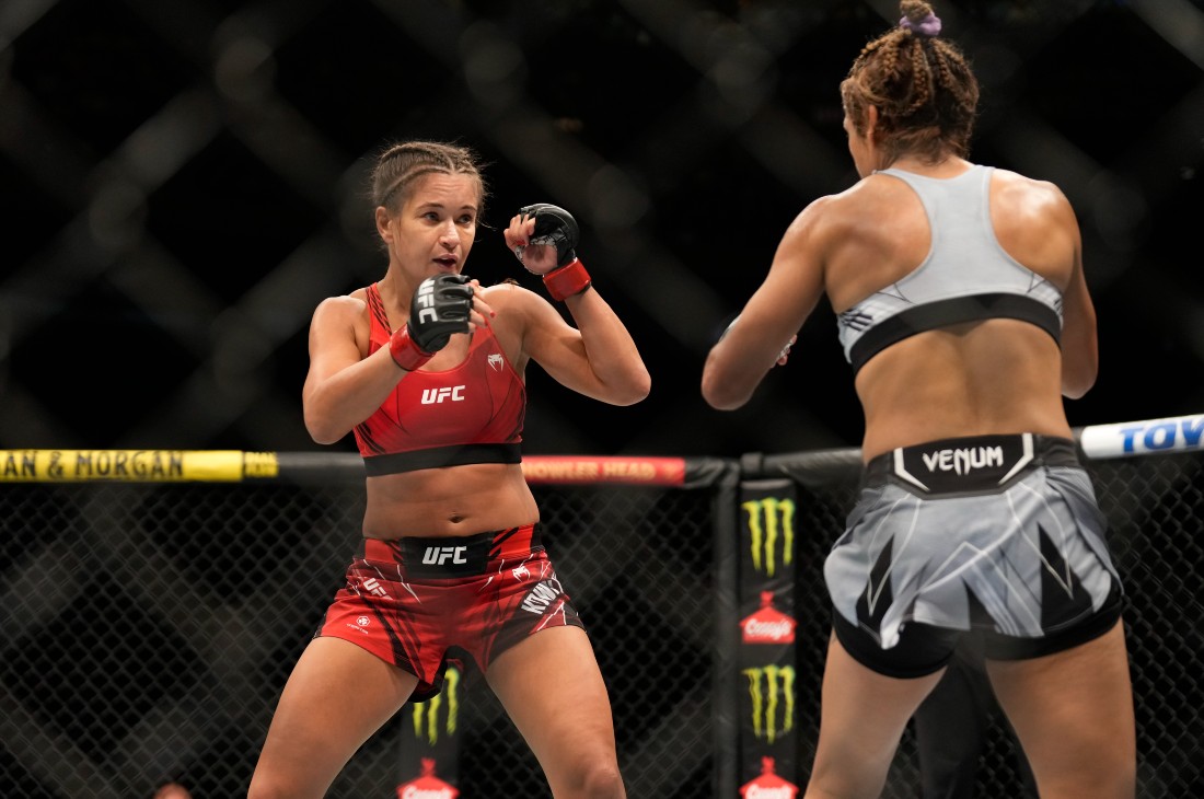 Каролина Ковалькевич (слева)