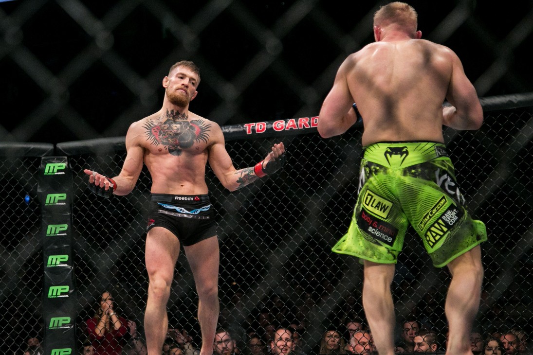 Конор Макгрегор (слева)