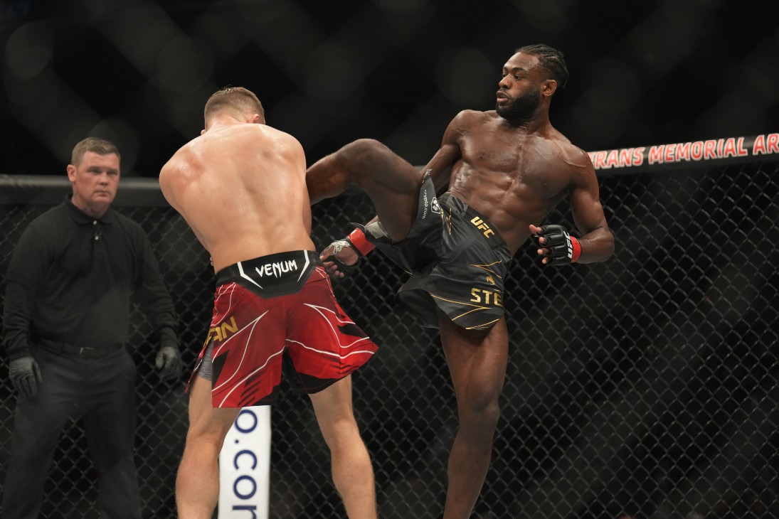 Алджамейн Стерлинг (справа)