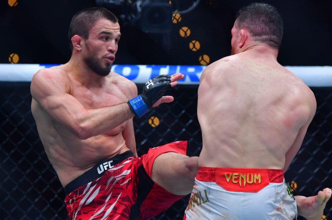 Умар Нурмагомедов (слева)