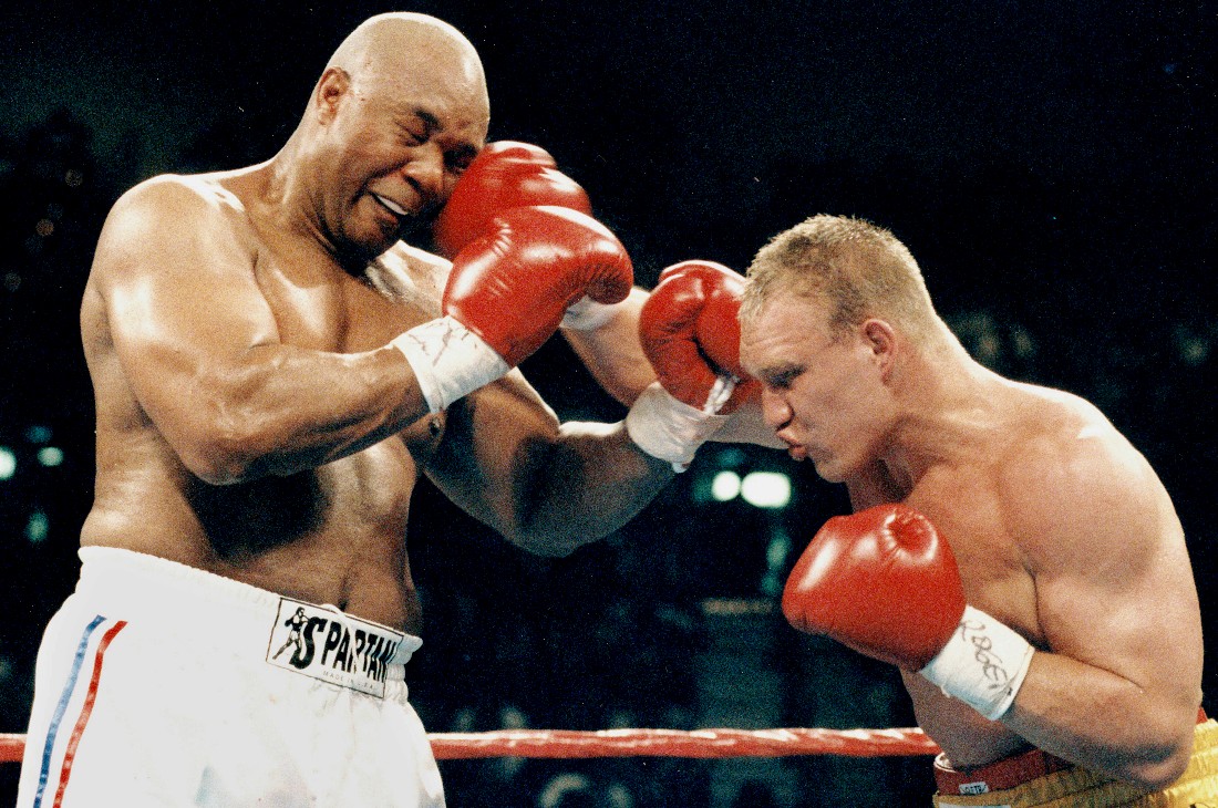 Джордж Форман (слева)