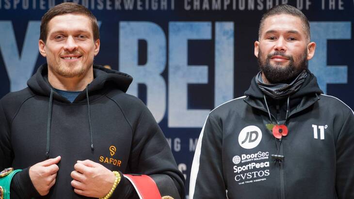 Александр Усик (слева)