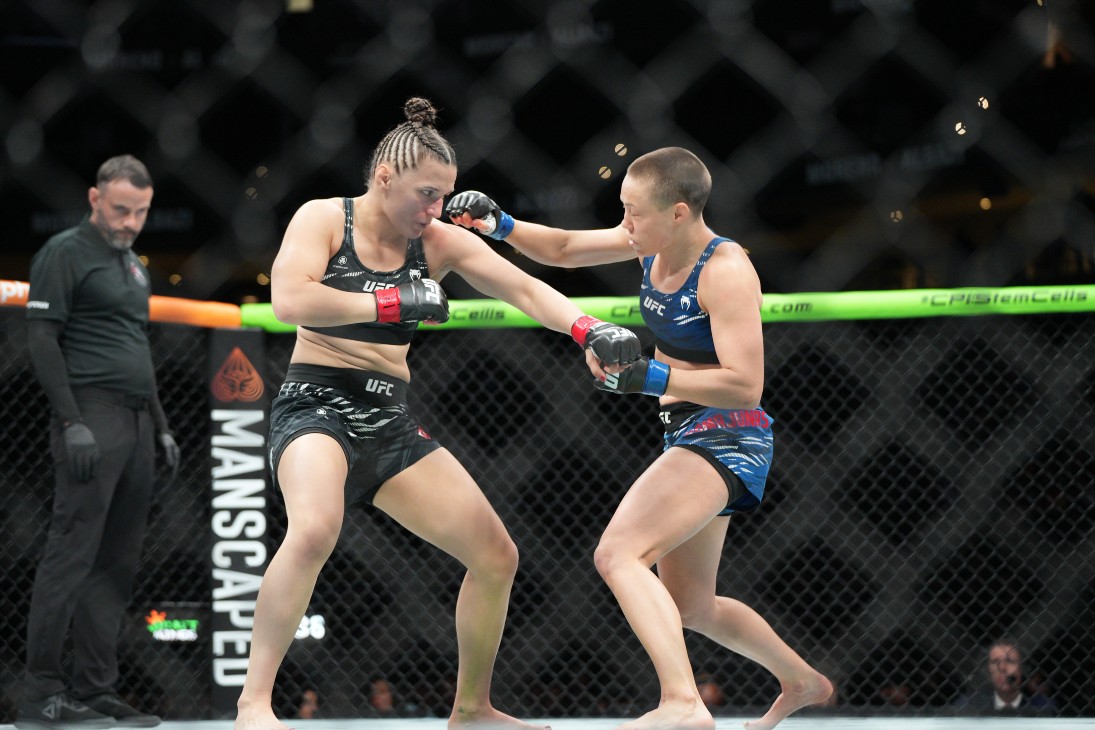 Роуз Намаюнас (справа)