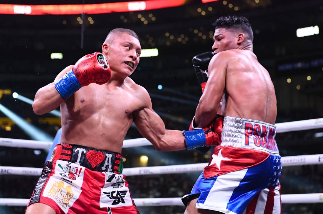 Айзек Круз (слева)