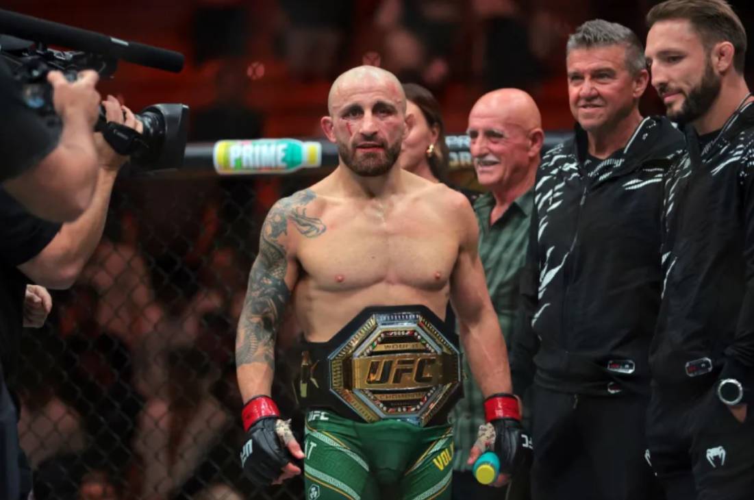 Алекс Волкановски — чемпион UFC в полулегком весе