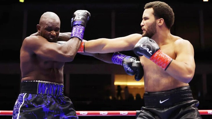 Мозес Итаума (справа)