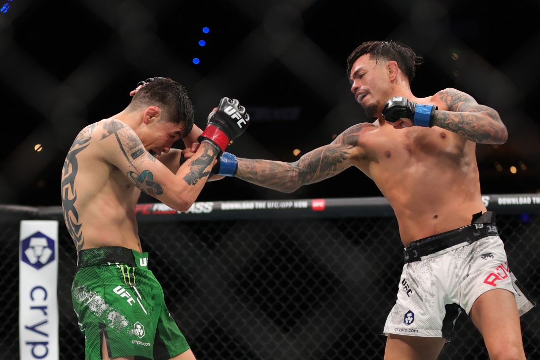 Брэндон Ройвал (справа)