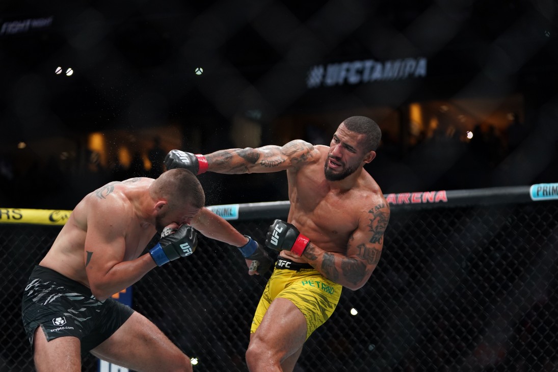 Витор Петрино (справа)