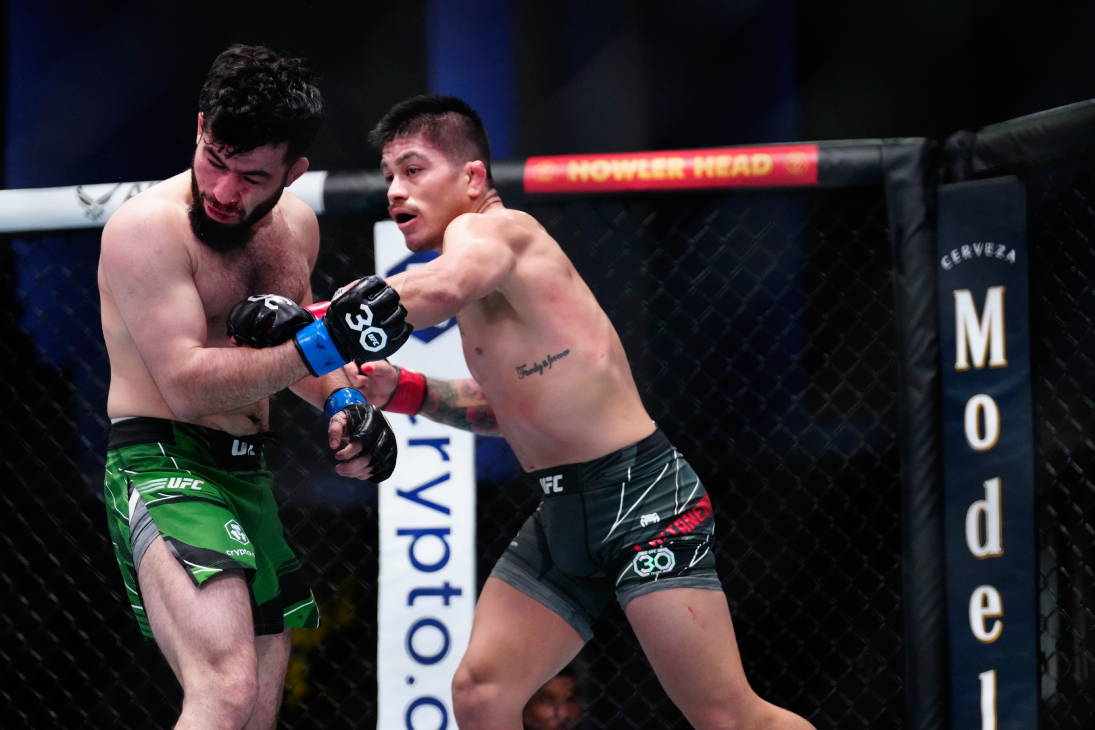 Джон Кастанеда (справа)