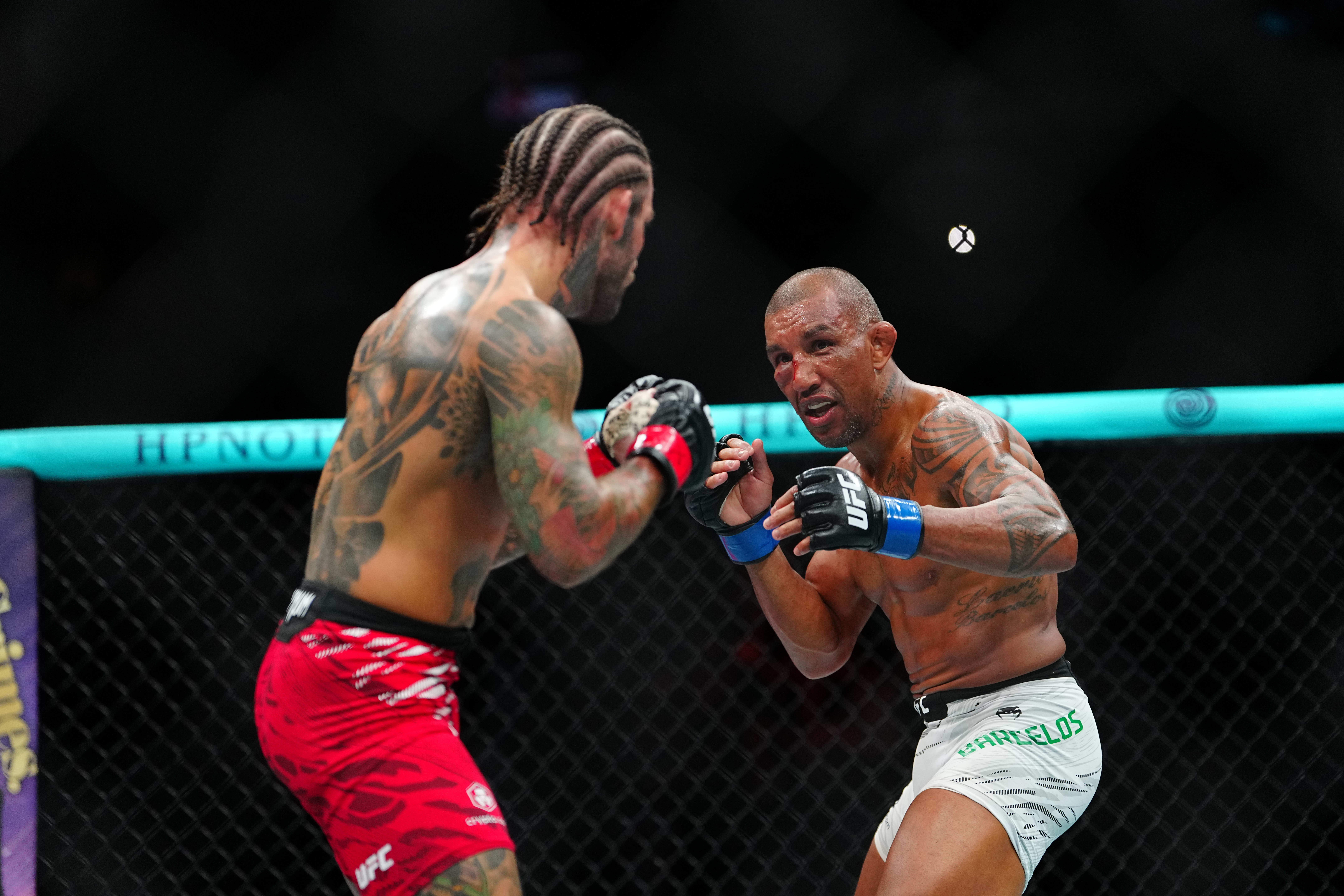 Раони Барселос (справа)