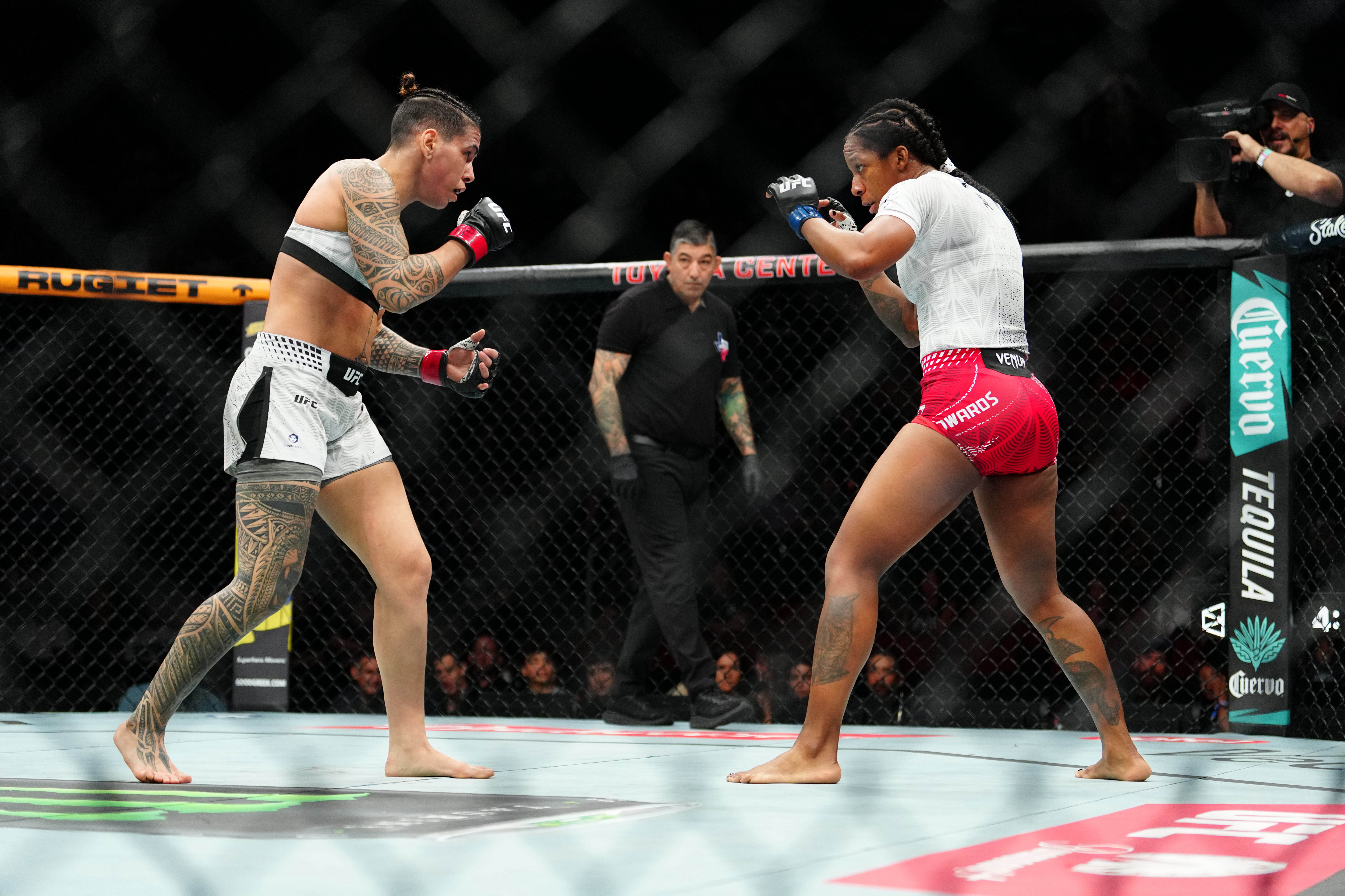 Джоселин Эдвардс (справа)