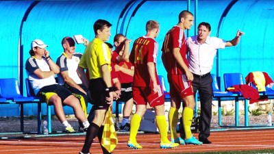 Дмитрий Аленичев дает указания своим подопечным