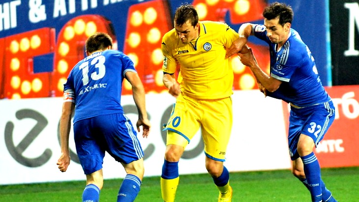 Артем Дзюба в окружении игроков «Динамо»