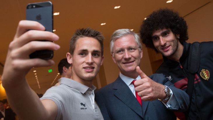 Счастливые Янузай и Феллайни с королем Филиппом