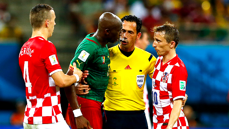 Проигрывающие камерунцы лезли в драку как друг с другом, так и с соперниками