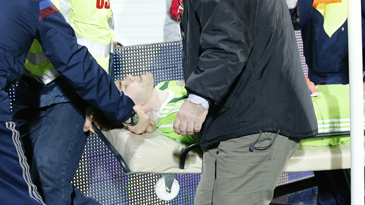 Игоря Акинфеева уносили с поля в полубессознательном состоянии