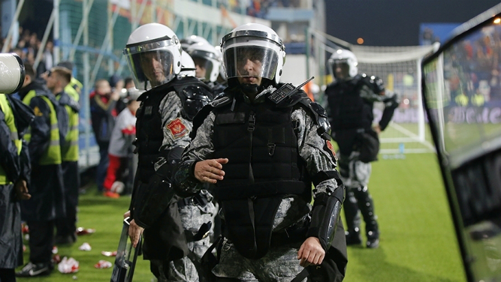 Футболистов на поле сменили «космонавты»