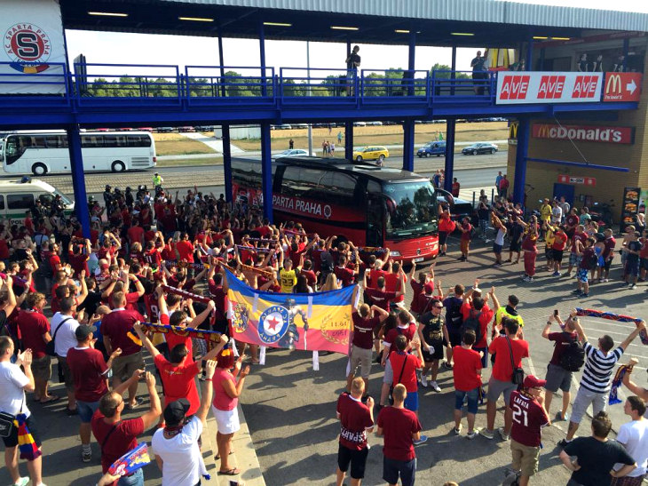 Болельщики встречают автобус «Спарты» у стадиона