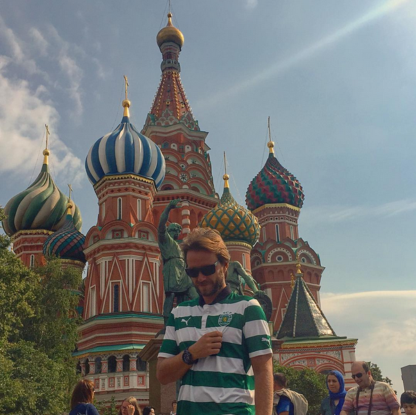 Скорбный вид на фоне достопримечательностей