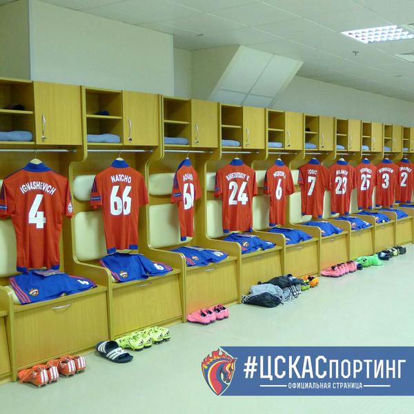 Форма ждет своих владельцев в раздевалке