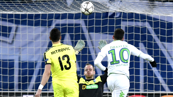 Юлиан Дракслер забивает в ворота «Гента»