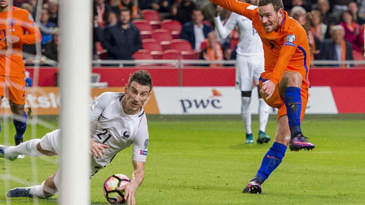 Косельни сыграл рукой