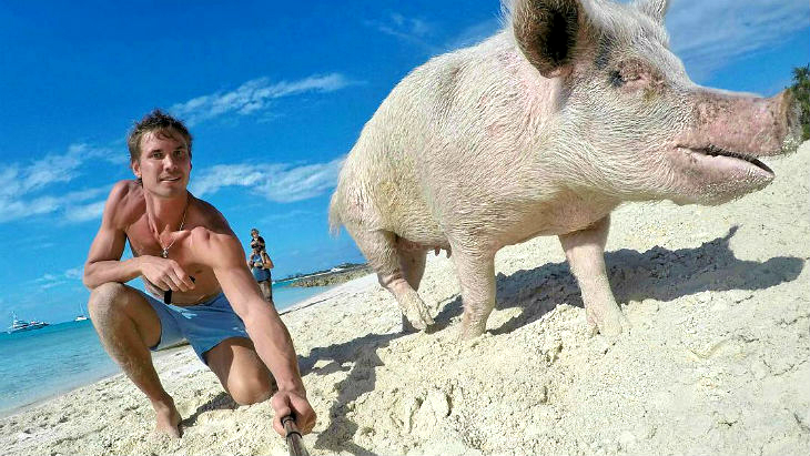 Антон Шунин делает селфи с фанатом