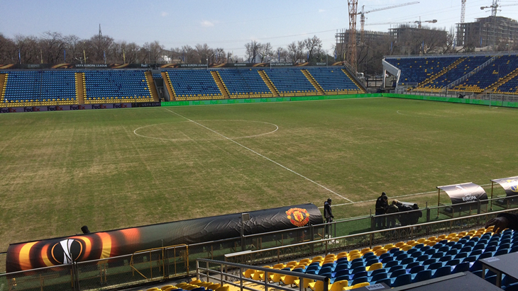 Газон на стадионе в плохом состоянии