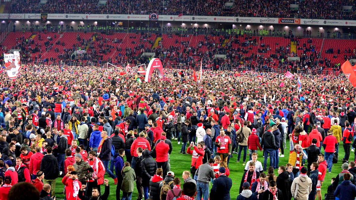Болельщики на поле «Открытие Арены»