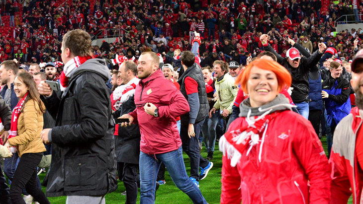 Фанаты «Спартака» на поле