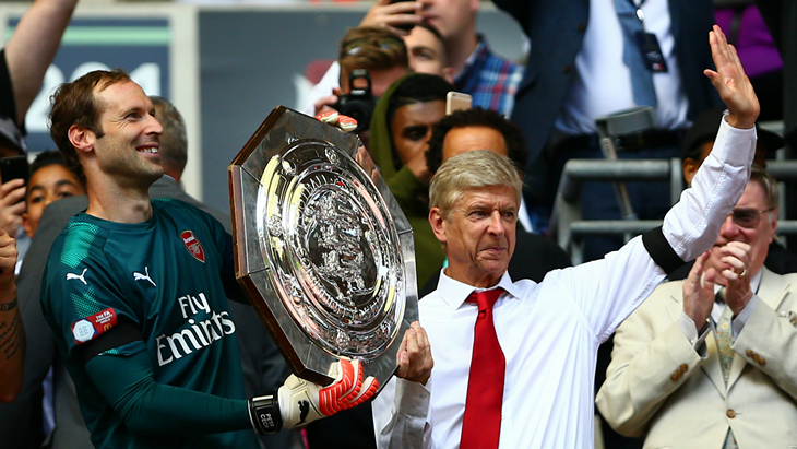 Петр Чех и Арсен Венгер с трофеем