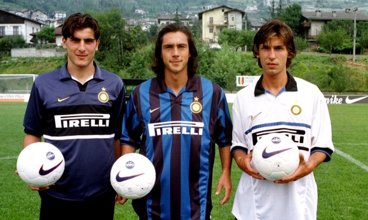 Андреа Пирло (справа) так и не стал звездой «Интера»