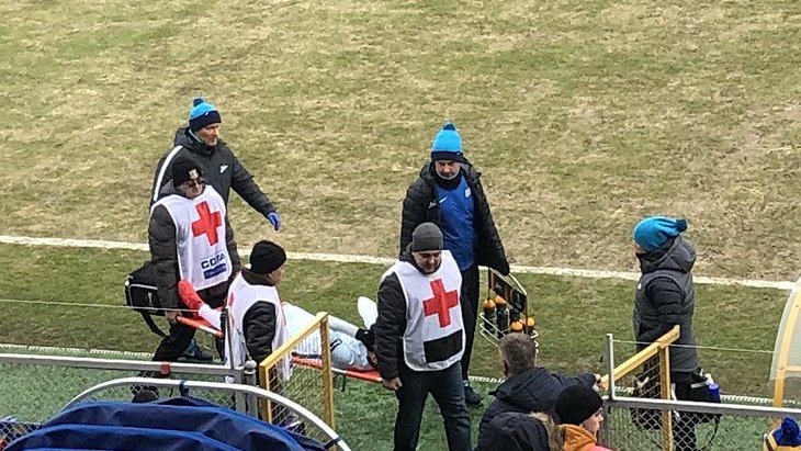 Эмануэля Мамману уносят с поля