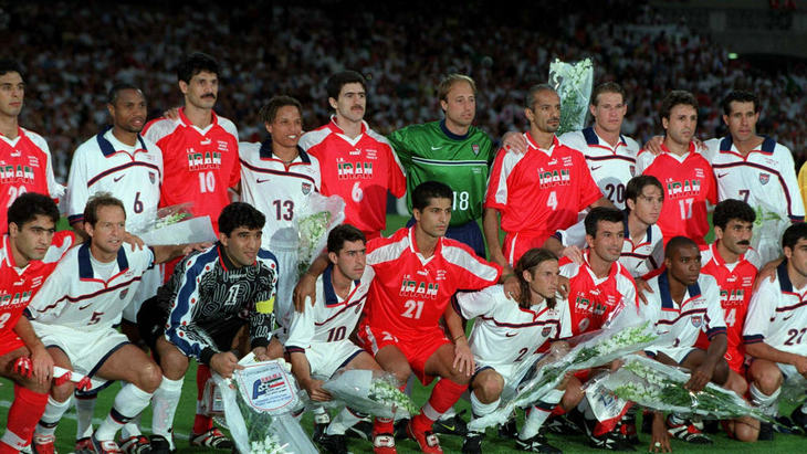 Совместное фото сборных Ирана и США перед матчем на ЧМ-1998