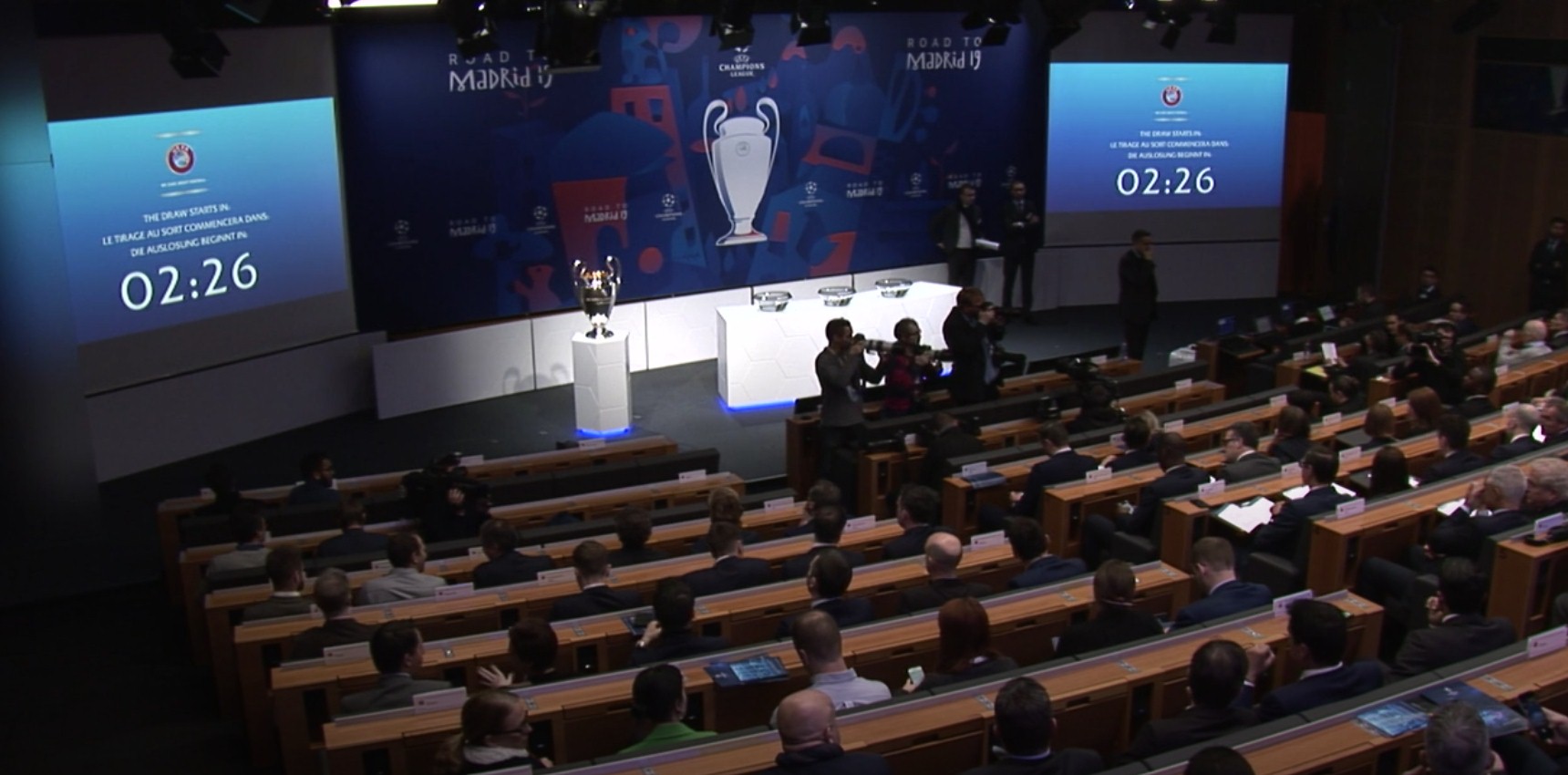 Зал в Ньоне