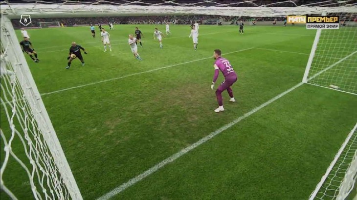 Момент с рукой Ари