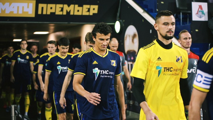 Выход команд из-под трибунного помещения