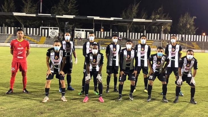 Футболисты «Дириангена» в масках