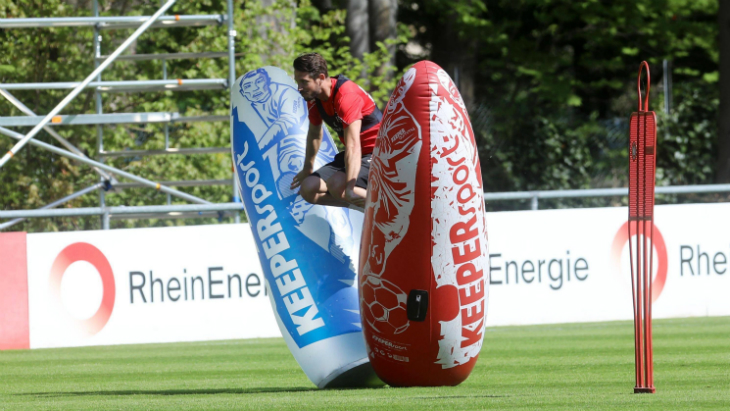 Игроки Кельна тренируются с надувными соперниками