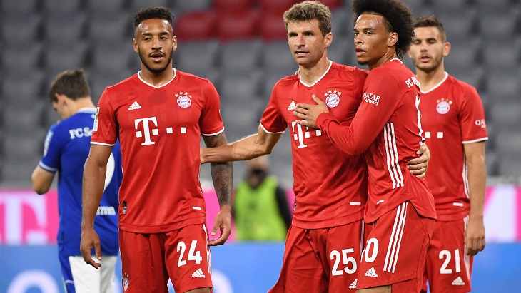 Сане (справа) забил гол и сделал два ассиста в дебютном матче за «Баварию»