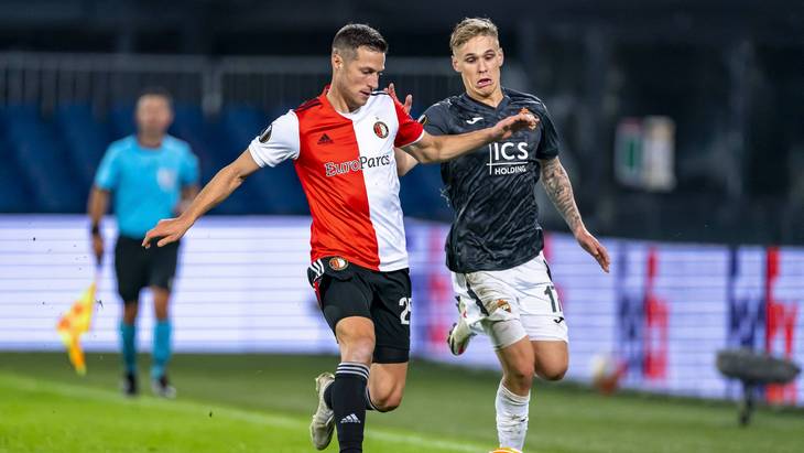 Арнор Сигурдссон (справа)