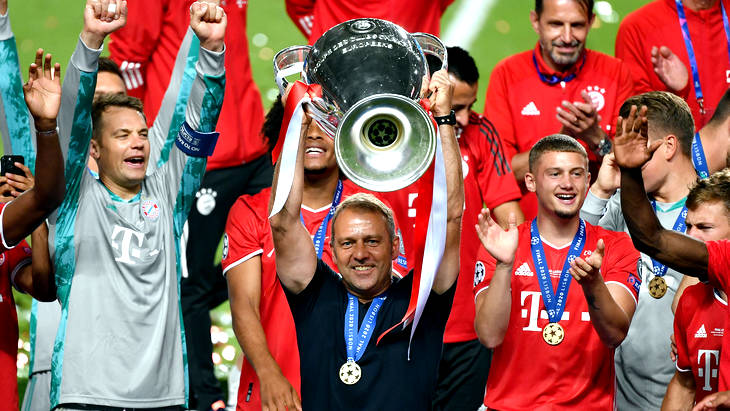 Ханс-Дитер Флик с кубком Лиги чемпионов