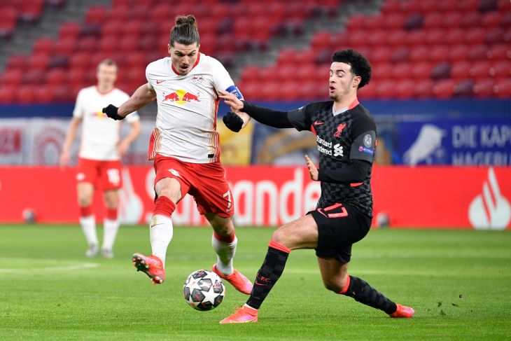 Марсель Забитцер в матче с «Ливерпулем»