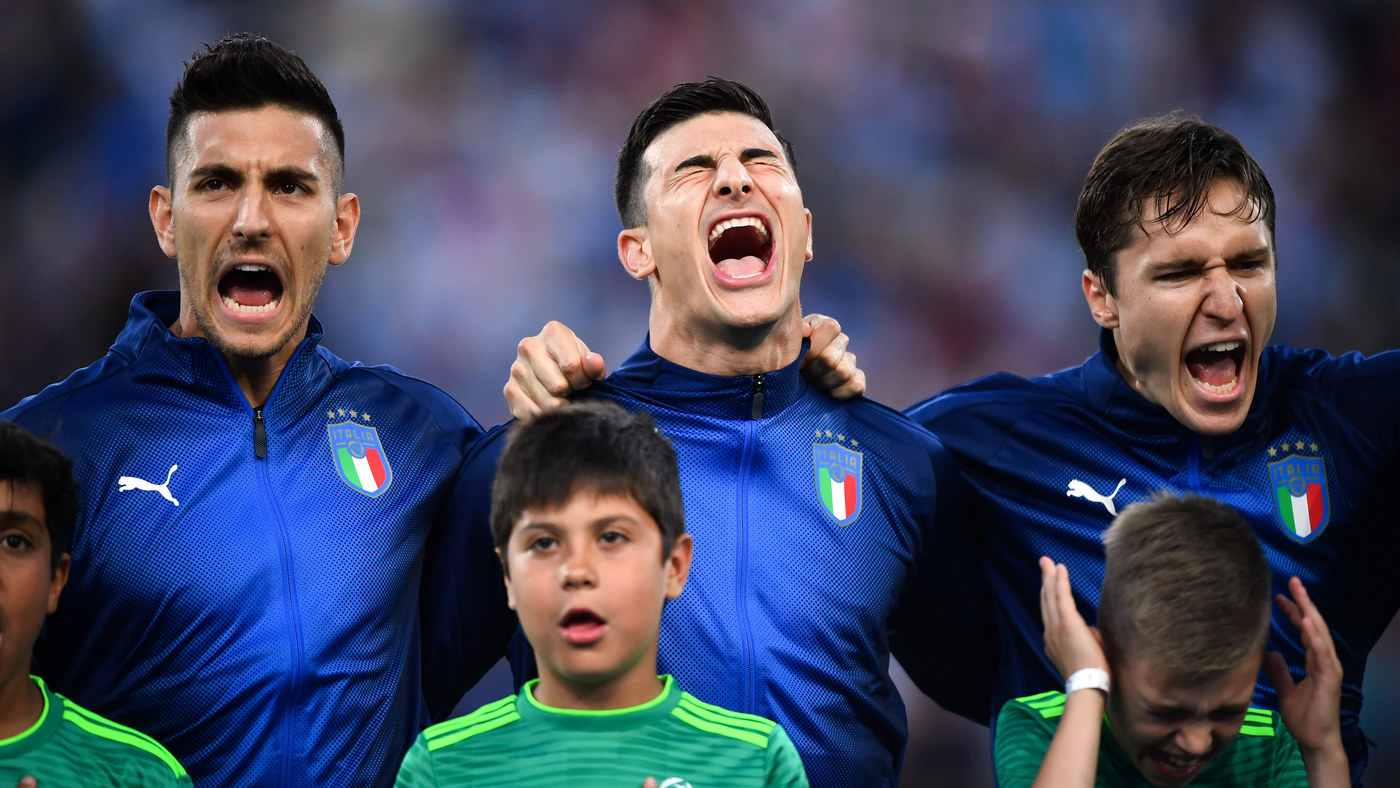 Итальянские футболисты поют национальный гимн перед матчем