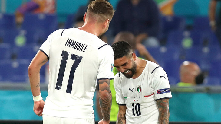 Лоренцо Инсинье празднует гол с Чиро Иммобиле